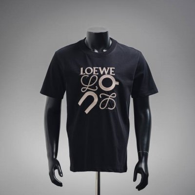 Loewe 罗意威 25Ss 昂跑联名刺绣短袖 面料采用32支双纱280克高克重纯棉面料 厚织感加上紧密纺纱工艺，不会影响Tee的透气性，成色的饱和度很高 胸前
