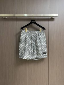 整套 dior 2025Ss新款斜纹面料 Oblique 印花短袖衬衫短裤套装 这款套装饰以经典的Oblique 印花 采斜纹面料精心制作 彰显休闲风范 配套搭