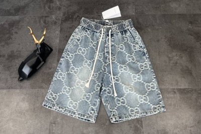 顶级复刻版本 新款短裤上新：Gucci 古驰2025夏季新款重工双Gg满印牛仔短裤，定位裁剪拼接设计，轻微做旧浅蓝色洗水，水洗单宁面料营造宽松版型，版型经典剪裁