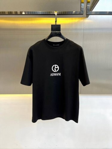 阿玛尼 2025春夏全新系列单品上线 非常时髦前卫的一款男女同款短袖T恤 醒目的Logo图案修饰 区别于以往的不同 宣示品牌传承多年的设计理念 其吸睛度完全不亚