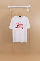挂拍图 顶级版本 Louis Vuitton 路易威登 植绒标识烫钻圆领短袖T恤 三标齐全 采用高克重纯棉面料！ 植绒烫钻工艺，手感非常舒服 Os落肩版型，时尚