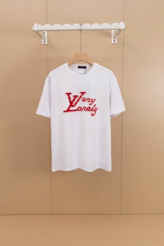 挂拍图 顶级版本 Louis Vuitton 路易威登 植绒标识烫钻圆领短袖T恤 三标齐全 采用高克重纯棉面料！ 植绒烫钻工艺，手感非常舒服 Os落肩版型，时尚