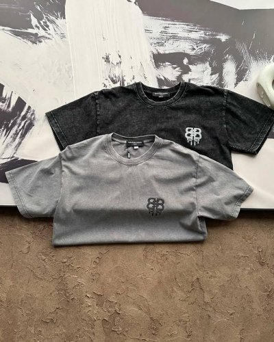 上新 balenciaga巴黎世家25Ss限量款烫钻水洗T恤 水洗做旧 这件短袖真是太帅气了 巴黎世家烫钻印花 贼有感觉 全身成衣二次水洗 多种工艺成本极高 成