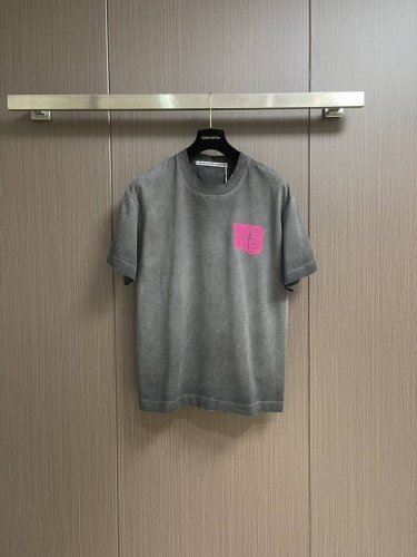 Alexander Wang 2025Ss夏季立体印花短袖T恤，采用优质棉质面料，亲肤舒适！版型完美！百搭款！Logo设计别具一格，上身效果潮流时尚活力满满！尺
