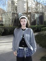 chanel 书包扣针织开衫 定制羊绒锦缎混纺料 光泽自然 柔软亲肤 熠熠生辉的标志性双C扣装饰全幅 彰显品牌尊贵身份 流畅的剪裁线条 勾勒出穿着者的曼妙身姿