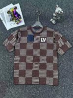路易威登 25Ss 菲董联名水钻刺绣咖啡棋盘格针织短袖 毛料选用全精梳棉纱纱线 精梳棉在制作的过程中会清理出多余的杂质 让织出来的物品看起来比较光滑和高档 相对