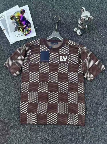 路易威登 25Ss 菲董联名水钻刺绣咖啡棋盘格针织短袖 毛料选用全精梳棉纱纱线 精梳棉在制作的过程中会清理出多余的杂质 让织出来的物品看起来比较光滑和高档 相对