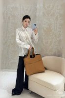 强烈推荐 Dio*2025春夏新款 翻领不规则长袖衬衫 斜襟刺绣小蜜蜂图案 客供进口面料 手感柔软细腻有质感 上身舒适透气 质感非常好可以直接当衬衫穿也可以当外