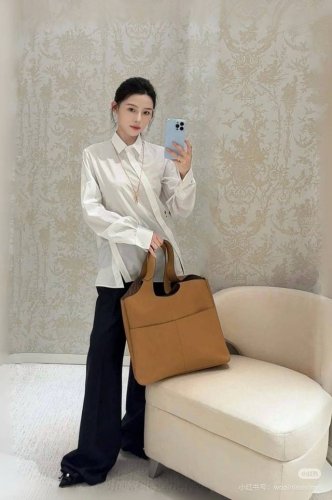 强烈推荐 Dio*2025春夏新款 翻领不规则长袖衬衫 斜襟刺绣小蜜蜂图案 客供进口面料 手感柔软细腻有质感 上身舒适透气 质感非常好可以直接当衬衫穿也可以当外