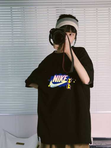 上新！元素碰撞，超级吸睛！ Nike 耐克情侣款圆领短袖T恤，全部采用上等原料，质感好颜色鲜明！ 这种款式上身回头率超高！基础款的圆领Tee,男女均可驾驭！ 尺