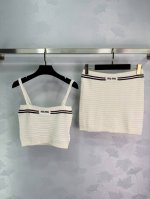 Miumi*2025新品上架 条纹针织吊带短裙套装 定制Yb丝光羊毛纱线织造 质感光泽 舒适亲肤 平口吊带背心直筒半裙套装 通体横向坑条钩织纹理设计 镂空肩带胸