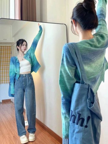 特价 不退换。85。play Comme Des Garcons川久保玲清新温柔的蓝绿色，扎染工艺的别致与独特。这款针织开衫，短款设计轻盈灵动，适合春秋季节穿着