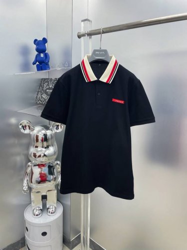 pra*普拉达 2025Ss夏季新款徽标红条撞色翻领polo衫短袖 M 经典商务 高端男装的天花板级别的商务男款！ 简约时尚大气不失优雅，单穿内搭体面过人，品质