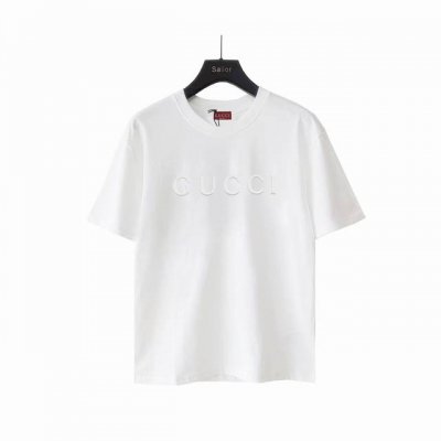 实拍细节图+尺码表 Gucci 古驰 浮雕字母Logo短袖 进口百分百纯棉面料，穿着舒适透气 胸前印花清晰细腻，非小工厂P可比 档次高很有质感，简单大方得体 上
