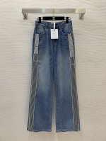 款号D25051077 Dio*新款 高端定制洗水弹力牛仔棉面料柔软舒适、内里通体老花Logo印花两侧条纹个性时尚直筒阔腿牛仔裤长裤！浅蓝色，26.27.28.