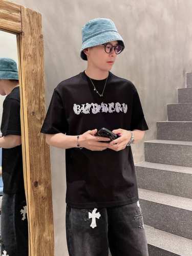 巴宝莉 2025春夏新款首发专柜最新款短袖圆领T恤 高端订制 设计前卫时尚！品牌Logo重工艺设计 高端定制丝光云朵棉面料.手感柔软.穿着舒适.专柜级别精致车线