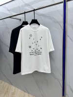 马吉拉Mm6 2025Fw春夏新品圆领打底外穿T恤，立体感Logo微廓形半袖，活性纯棉打底T恤，棉，手感面糯有骨感，柔而有韧性。工艺处理，韧性和抗皱性能得到大幅