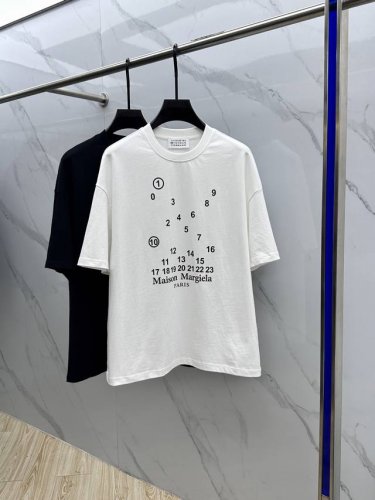 马吉拉Mm6 2025Fw春夏新品圆领打底外穿T恤，立体感Logo微廓形半袖，活性纯棉打底T恤，棉，手感面糯有骨感，柔而有韧性。工艺处理，韧性和抗皱性能得到大幅