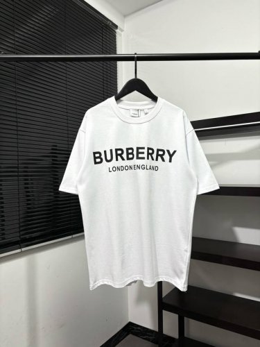 高版本 质量很好 巴宝莉Bbr胸前经典两排字母印花短袖T恤 burberry 巴宝莉新款四排字母限定伦敦系列印花圆领短袖T恤 精纺棉材质轻薄透气 上手棉感偏强