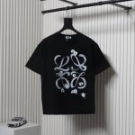 loewe 罗意威 煤球短袖T恤面料采用定制240G 26支特滑双股精棉平纹高密无尘全棉布料。前幅高密度加厚，走线平整，代工品质，全套定制辅料。 Size：S-