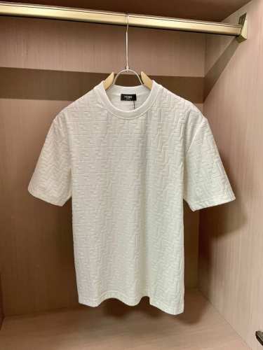 Fd 2025春夏新品 尽显奢华时尚格调。三色各具魅力，棕色经典复古，黑色神秘大气，白色纯净优雅。标志性双F图案满印，醒目且辨识度极高，彰显品牌独特基因。简约圆