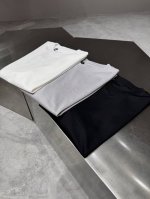 品牌：Di*R迪*奥 价格P： 颜色：黑色 白色 灰色 尺码：M-4Xl 介绍：2025春夏新款男士休闲短袖T恤。重磅级尤物单品，外商客供全棉面料，高效透气性与