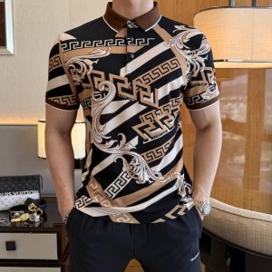 范思哲- 2025Ss蛇年春夏新款polo领短袖系列。精选优质双丝光珠地棉面料，时尚大牌5D数码印花Logo设计，上身版型超赞，面料细腻舒适透气，随意搭配都超级