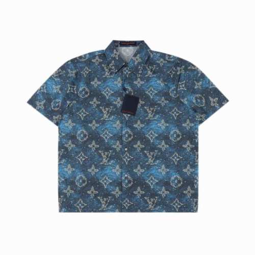 louis Vuitton 路易威 船帆印花图案短袖衬衫 工艺说明 棉质府绸浸染深邃色彩 海浪般翻涌的纹理之上 航行的小船图案紧密族拥 组成全幅 Monogra