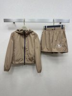 25Ss Bur *时髦气质套装 连帽外套搭配小短裤一套上身绝绝子 高级配色帅气又拉风 定制进口记忆丝面料质感超赞 后背标志性标识 可甜可盐气质减龄少女风百搭不