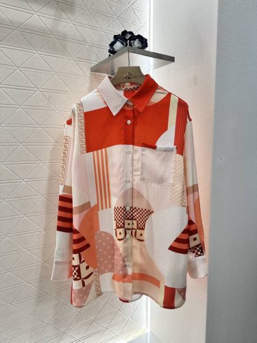 fend*2025新品上架 印花衬衣长裤套装 定制Yb进口斜纹稠材质 质感光泽 垂顺舒适 印花衬衣长裤套装 通体红橙色块和蓝白色块两色选碰撞交替 艺术感十足 O