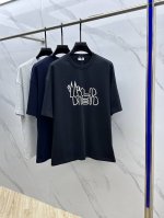 Moncler*蒙口 2025Fw春夏新品圆领打底外穿T恤，立体感Logo微廓形半袖，活性纯棉打底T恤，棉，手感面糯有骨感，柔而有韧性。工艺处理，韧性和抗皱性能