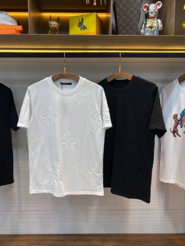 lv25Ss春夏新款平纹针织棉布纯色圆领短Tee，男女同款链式刺绣老花图案宽松休闲短袖T恤衫！贸易公司渠道稀出，同步官网发售13950Rmb！本款T恤以链式刺绣