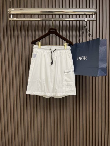 Moncler 尼龙休闲短裤，又一款值得闭眼收的单品，春夏秋三季适用的男装五分休闲短裤！舒适透气不塌不闷热，符合夏季潮流风的潮流风向，走线均匀紧密！纯原辅料，做