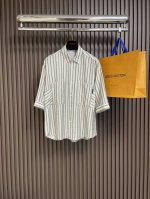 Lv 春夏新款走秀款宽松短袖衬衫 全新条纹图案演绎，品牌Logo字母标签，利落剪裁版型演绎体闲风格。宽松版型，无论是外穿或内搭都非常有艺术感 完美细节处理。尺码