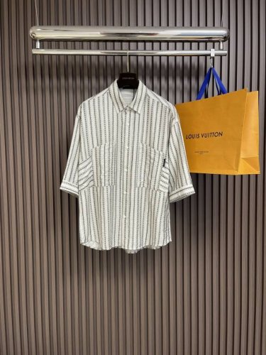 Lv 春夏新款走秀款宽松短袖衬衫 全新条纹图案演绎，品牌Logo字母标签，利落剪裁版型演绎体闲风格。宽松版型，无论是外穿或内搭都非常有艺术感 完美细节处理。尺码
