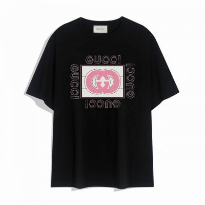 Gucci粉色字母印花短袖T恤,设计看起来满满的高街范儿 版型剪裁特别有讲究 上身很洋气显瘦内搭外穿都看高密针织圆领设计 平整简约 亲肤透爽 T恤面料的柔软性舒