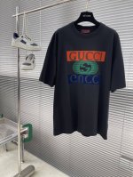 gucc 2025新款双G镜像Logo圆领T恤 立体硅胶字母高级穿搭 双层螺纹领口 肩部通肩压条 280克纯棉面料舒适透气 男女同款 码数：S-Xxl S码衣长