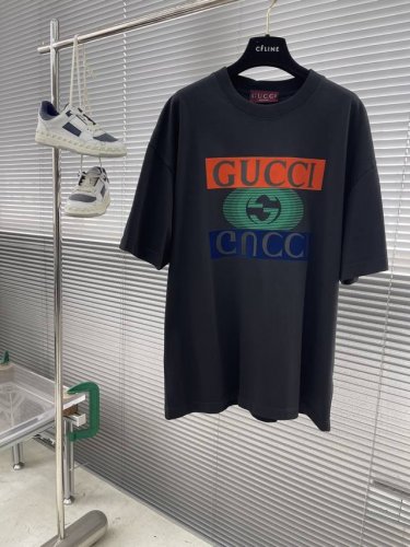 gucc 2025新款双G镜像Logo圆领T恤 立体硅胶字母高级穿搭 双层螺纹领口 肩部通肩压条 280克纯棉面料舒适透气 男女同款 码数：S-Xxl S码衣长