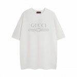 p100 全年有货不下架 gucci古奇2025春夏腰带烫钻经典印花水钻圆领短袖T恤采用260克双纱精棉，这款T恤以针织棉匠心打造，巧妙缀饰互扣式双G水晶贴花。