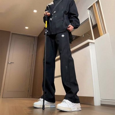 上新 Descente 迪桑特 海外户外防水冲锋裤，男女同款休闲裤，今年流行的面料，小红书主播推荐，上身质感满满，版型立体，完美修饰腿型，可随意日常搭配，不费劲