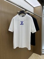 Lv 独家首发 2025早春最新品，专柜同步有售，原单狠货，时尚休闲圆领短袖T恤，上身舒适！吸睛而有亮点，采用进口原版面料，顶级印花刺绣工艺字母图案Logo，简