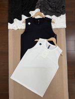 descente 迪桑特 激光网孔无袖速干户外运动背心 采用高弹速干面料 触感柔滑细腻 具备良好的排汗导湿性能 即使剧烈运动后也能快速干爽 四向弹力 兼顾舒适与