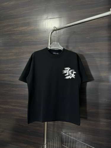 款号：He224 Louis Vuitton-路易威登胸前后印花圆领短袖 面料采用2 克双股双纱纯棉面料，手感舒适柔软，上身舒适透气，领口采用同缸同色罗纹，不紧