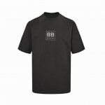 本地自取：170 balenciaga/巴黎世家 方块双B印花短袖 时髦单品总是逃脱不了经典元素的加持，锁扣作为巴黎世家经典中的经典，就是会给人别样好感。此款短