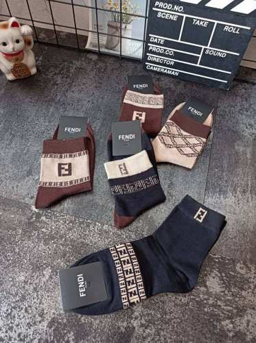 50 芬迪/Fendi Ff高贵系列 袜子/长筒袜 5双装 5双装 5种不同颜色 男女都可穿 尺寸:弹力极佳 37-44都可穿 男女情侣通用 时尚奢华 经典百搭
