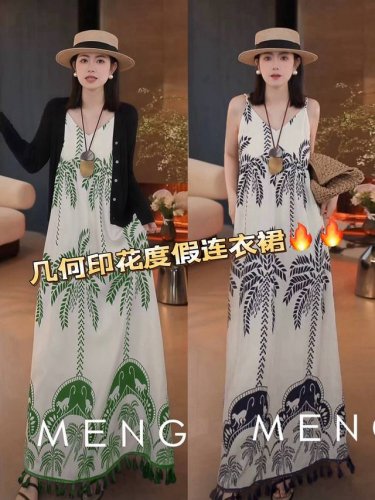 连衣裙 椰树 几何印花夏日风情吊带连衣裙 甄选清新绿与经典藏蓝撞色，棕榈叶交织图案展现度假趣味。轻盈垂感面料结合宽松V领剪裁，拉长身形显瘦高挑，裙摆灵动流苏随步