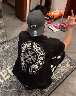 高品质！克罗心Chrome Hearts马蹄十字情侣款短袖T！宽松版型！ 采用320克精梳纯棉面料！高端面料体感无敌！ 工艺拉满 过肩领条+领口二本针 怎么洗都
