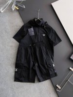 套装Prad*2025Ss 半袖小衫短裤套装，新季系列将标识巧妙融入设计，在这款百搭T恤上，带着标志性意蕴的图案字母.高调呈现于衣身.上身挺阔，面料轻薄舒适度佳