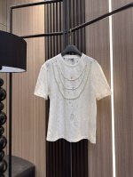 Miumiu 2025年新版珍珠蕾丝短袖 把浪漫穿在身上！拼接珍珠链的设计让整体造型更有层次感，蕾丝镂空让整体穿搭更加分，版型遮手臂赘肉显瘦，精选优质面料，亲肤