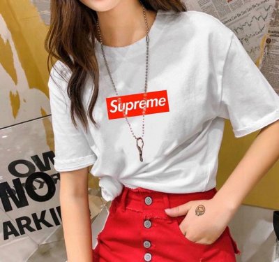 标志Logo，化繁为简！Supreme极简的设计转化为服装语言，就如这件基础短袖T恤，有着极其细腻的面料质感，平淡中无处不透入极简高级质感！ 简单、个性、品牌辨